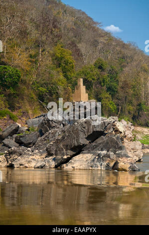 Süd-Ost Süd-Ost-Asien, Indochina, Laos, Mekong River Feb 2013, vertikale Ansicht eines exponierten Wasserstand-Markers entlang der Meko Stockfoto