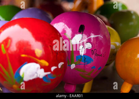 Horizontale Nahaufnahme von dekorierten Maracas auf Verkauf. Stockfoto