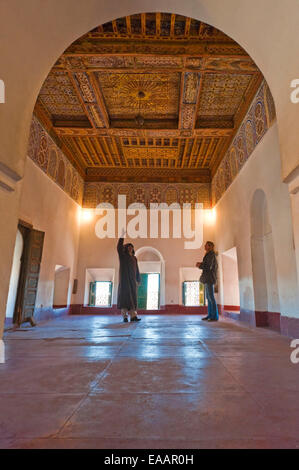 Vertikale Porträt von einem Reiseleiter und Touristen in die Kasbah Taourirt in Ouarzazate. Stockfoto