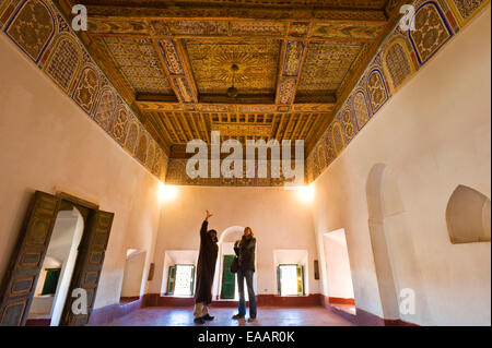 Horizontale Porträt von einem Reiseleiter und Touristen in die Kasbah Taourirt in Ouarzazate. Stockfoto