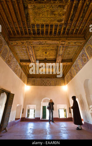 Vertikale Porträt von einem Reiseleiter und Touristen in die Kasbah Taourirt in Ouarzazate. Stockfoto