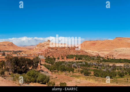 Horizontale Ansicht von Ait Benhaddou in der Ferne. Stockfoto