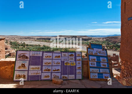 Horizontale Ansicht Kunstwerke zum Verkauf in Ait Benhaddou Stockfoto