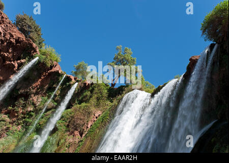 Horizontale Ansicht Wasser überschwappen Kaskaden d'Ouzoud an einem sonnigen Tag. Stockfoto
