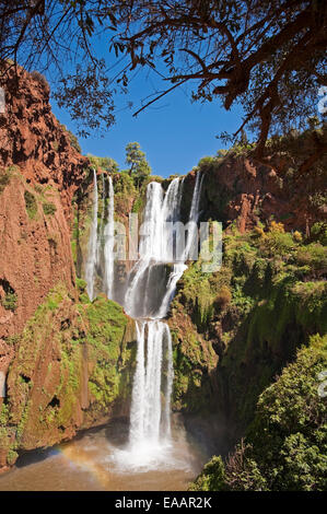 Vertikale Blick auf Wasser überschwappen Kaskaden d'Ouzoud an einem sonnigen Tag. Stockfoto