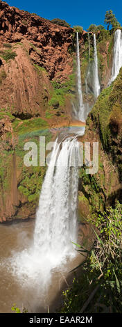 Vertikale Blick auf Wasser überschwappen Kaskaden d'Ouzoud an einem sonnigen Tag. Stockfoto