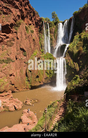 Vertikale Blick auf Wasser überschwappen Kaskaden d'Ouzoud an einem sonnigen Tag. Stockfoto