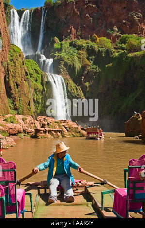 Nordafrika, Maghreb-Region, Al-Mamlakah al-Maġribiyah, Tagldit N Lmġrib, Marokko, Maroc 2014 vertikal Porträt einer jungen Moro Stockfoto