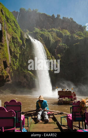 Vertikale Porträt eines jungen marokkanischen Mannes Rudern Tour am Ende der Kaskaden d'Ouzoud an einem sonnigen Tag. Stockfoto