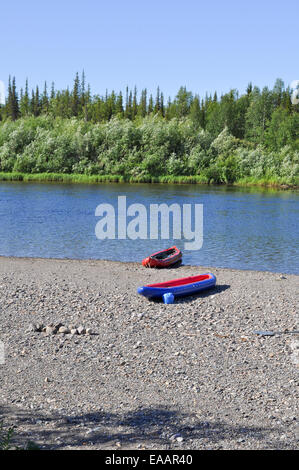 Touristenboot am Ufer von einem Bergfluss. Polaren Ural, Republik Komi, Russland. Stockfoto
