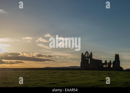 Alte Benediktinerabtei Whitby in der Silhouette, North Yorkshire, England. Stockfoto