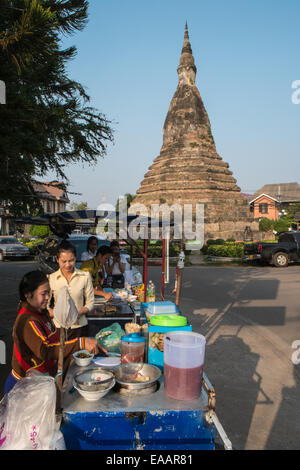 Streetfood Cart und, die Dam oder der schwarze Stupa im Zentrum von Vientiane, der Hauptstadt von Laos, Südostasien, Asien Stockfoto