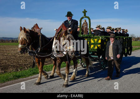 Menschen in Tracht bei der traditionellen Leonhard Parade, Leonhardifahrt in Benediktbeuern, Oberbayern, Deutschland Stockfoto