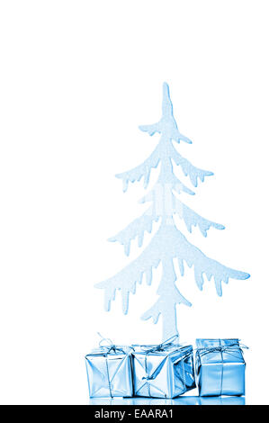 Blauer Weihnachtsbaum mit Geschenken - isoliert auf weiß Stockfoto