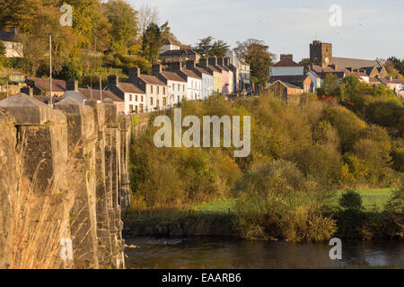 Ein Blick über den Fluss Towy in Richtung Carmarthenshire Stadt Peebles Stockfoto