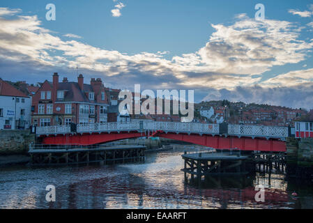 Blick auf die Drehbrücke über den Fluss Esk in Whitby, North Yorkshire, England, UK im frühen Morgenlicht. November 2014 Stockfoto