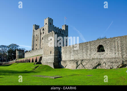 Der Süd-Ost-Wand des Rochester Castle, von Boley Hill gesehen. Stockfoto