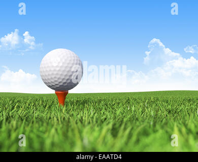 Golfball auf Tee Gras Stockfoto