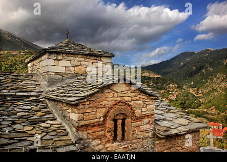 Die byzantinische Kirche von Agia Triada ("Heilige Dreifaltigkeit" des 13. Jahrhunderts), Lambeia Village, Ilia (Elis), Peloponnes, Griechenland. Stockfoto