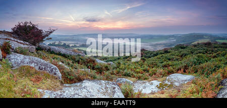 Nebligen Sonnenaufgang über die Landschaft von Cornwall aus Helman Tor in der Nähe von Bodmin Stockfoto