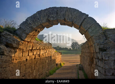 Die "Krypta", Eintritt in das Stadion des antiken Olympia, der Geburtsstätte der Olympischen Spiele, Ilia, Peloponnes, Griechenland. Stockfoto