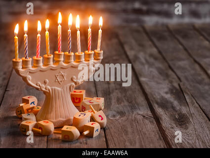 Jüdischer Feiertag Hannukah Symbole - Menora und Holz Dreidel. Kopieren Sie Weltraum Hintergrund. Stockfoto