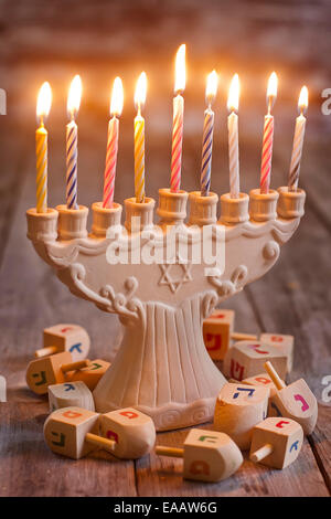 Jüdischer Feiertag Hannukah Symbole - Menora und Holz Dreidel. Stockfoto