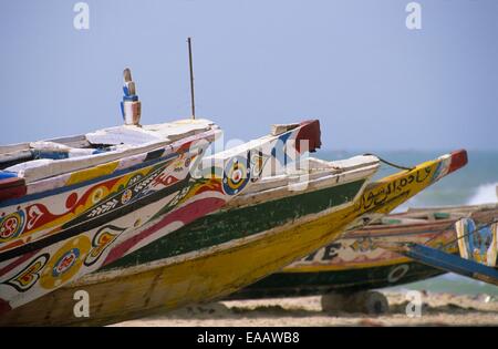 Typische Fischerboote, Strand der Langue de Barbarie, Saint-Louis, Senegal, Westafrika Stockfoto