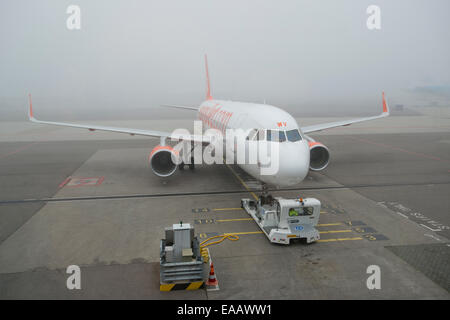 Nebel verzögert ein EasyJet Airbus A320 Flugzeug aus dem Start am Flughafen Amsterdam Schiphol (nur zur redaktionellen Verwendung). Stockfoto