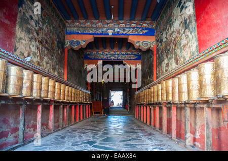 Halle der Gebetsmühlen in der klösterlichen Stadt der Sakya (1268 AD), Tibet, China Stockfoto