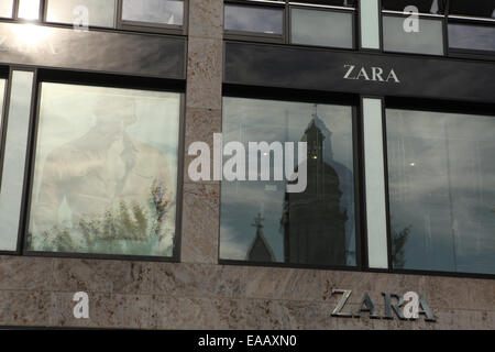 Reflexion der St. Thomaskirche (Thomaskirche) in Windows von Zara Shop in Leipzig, Sachsen, Deutschland. Stockfoto