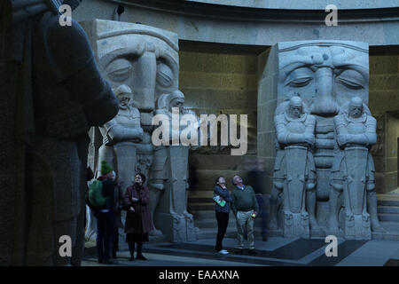 Wächter der Toten des Bildhauers Franz Metzner in der Krypta des Denkmals für die Völkerschlacht bei Leipzig, Deutschland. Stockfoto