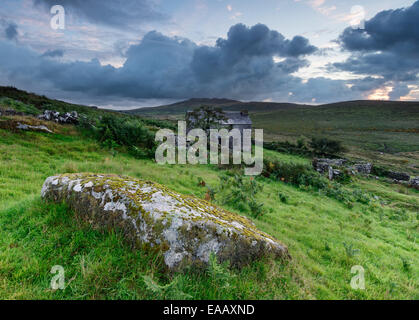 Eine verlassene Hütte auf Bodmin Moor in Cornwall mit Brown Willy hinter Stockfoto