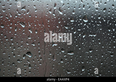 Regentropfen auf Glas. Schlechtes Wetter. Stockfoto