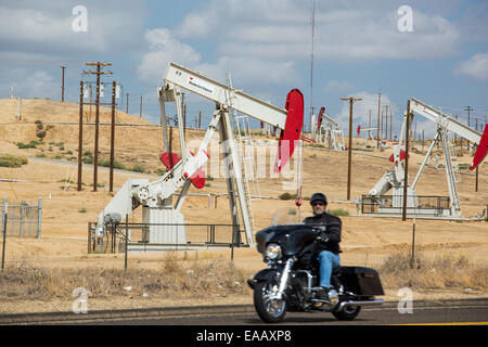 Ein Biker auf dem Kern River-Ölfeld in Oildale, Bakersfield, Kalifornien, USA. Nach einer noch nie da gewesenen vier Jahr lang Dürre Stockfoto