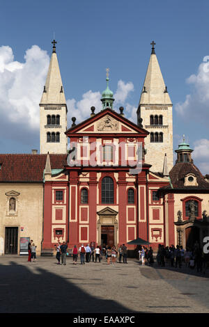 St.-Georgs Basilika auf der Prager Burg in Prag, Tschechien. Stockfoto
