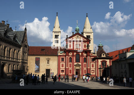 St.-Georgs Basilika auf der Prager Burg in Prag, Tschechien. Stockfoto