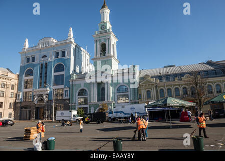 Generaldirektion der Nationalbank der Ukraine und der ehemaligen griechischen Klosters am Kontraktova Quadrat in Kiew, Ukraine Stockfoto