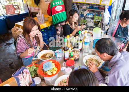 Schüsseln mit Nudeln in Haupt-Bus Station Café Essen Einrichtung in Vientiane, der Hauptstadt von Laos, Südostasien, Asien, Stockfoto