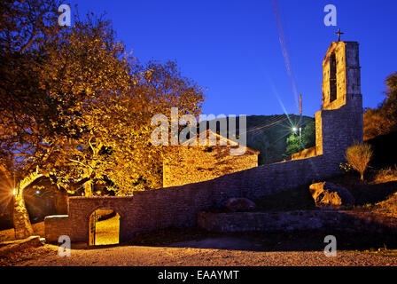 Schöne alte Kirche in Andritsena Village, eines der schönsten Bergdörfer des Peloponnes. Ilia, Griechenland. Stockfoto