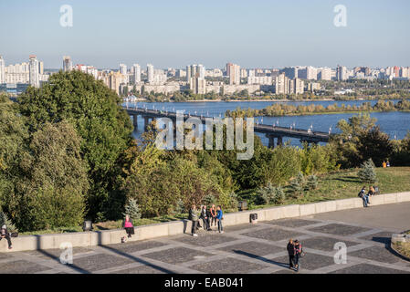 Kiew-Panorama mit Paton Brücke aus Memorial Komplex Nationalmuseum der Geschichte des großen Vaterländischen Krieges 1941-1945 Stockfoto