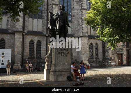 Denkmal für deutsche Komponist Johann Sebastian Bach in der Nähe von St. Thomas Church (Thomaskirche) in Leipzig, Sachsen, Deutschland. Stockfoto