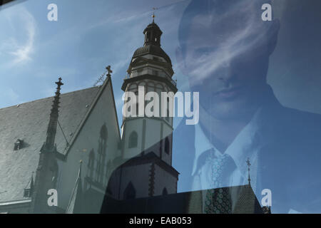 Reflexion der St. Thomas-Kirche (Thomaskirche) in einem Schaufenster in Leipzig, Sachsen, Deutschland. Stockfoto