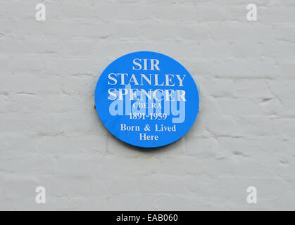 Blaue Plakette auf Sir Stanley Spencer Wohnhaus, High Street, Cookham, Berkshire, England, Vereinigtes Königreich Stockfoto