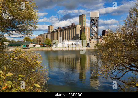 Kornlift entlang der Uferpromenade in Buffalo, New York. Das Gebäude war einst die größte Getreidesilo der Welt Stockfoto