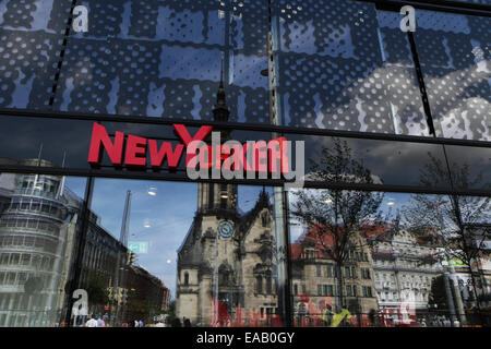 Reflexion der Continental reformierte Kirche (Reformierte Kirche) in Windows der New Yorker Shop in Leipzig, Sachsen, Deutschland. Stockfoto