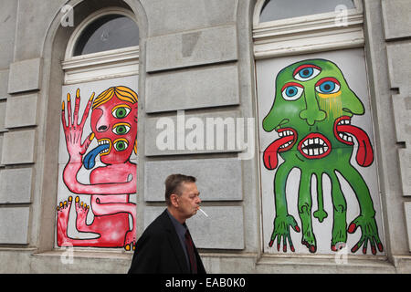 Monster in dargestellt mit Brettern vernagelt Windows eines verlassenen Gebäudes auf Smetana Damm in Prag, Tschechien. Stockfoto