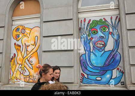 Monster in dargestellt mit Brettern vernagelt Windows eines verlassenen Gebäudes auf Smetana Damm in Prag, Tschechien. Stockfoto