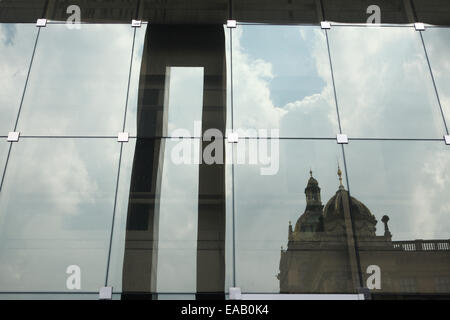 Reflexion im Hauptgebäude des Nationalmuseums am Wenzelsplatz in Prag, Tschechische Republik (Narodni Muzeum). Stockfoto