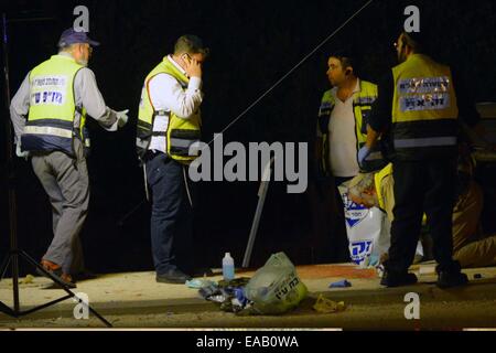 Bethlehem, West Bank. 10. November 2014. Israelische Ärzte und Gottesdiensten suchen Spuren von Blut als sie bereinigen die Szene an einer Bushaltestelle in der Nähe der israelischen Siedlung Alon Shvut in der Nähe der West Bank Stadt Bethlehem, wo eine jüdische Frau von einem palästinensischen erstochen wurde. Der vermutet, palästinensischen in seinen 30ern als Maher Hashlamoun, angeblich versucht, sein Auto in eine Bushaltestelle zu rammen und dann begann stechen Menschen. Er war angeblich erschossen und verwundet von einem Wachmann am Tatort. Bildnachweis: Muhesen Amren/Pacific Press/Alamy Live-Nachrichten Stockfoto